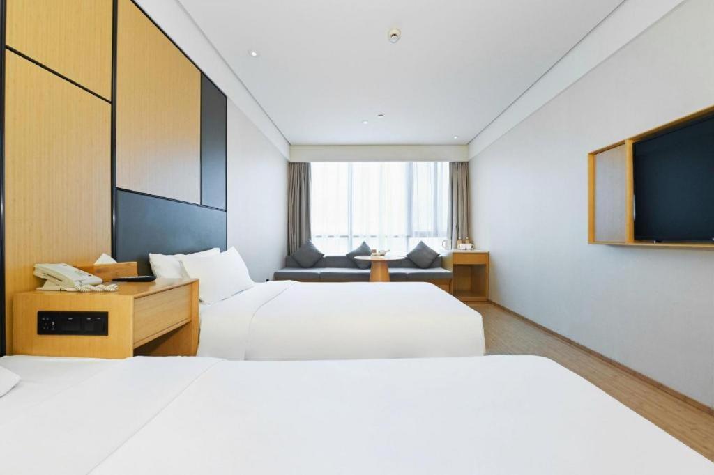 Ji Hotel Shanghai Hongqiao Yan'An XI Road Exterior photo